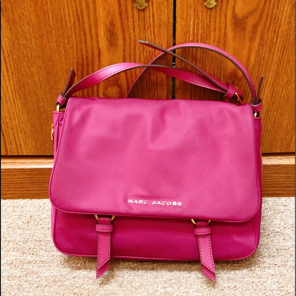 Marc Jacobs Handbags - Marc Jacobs zip that nylon messenger bag.